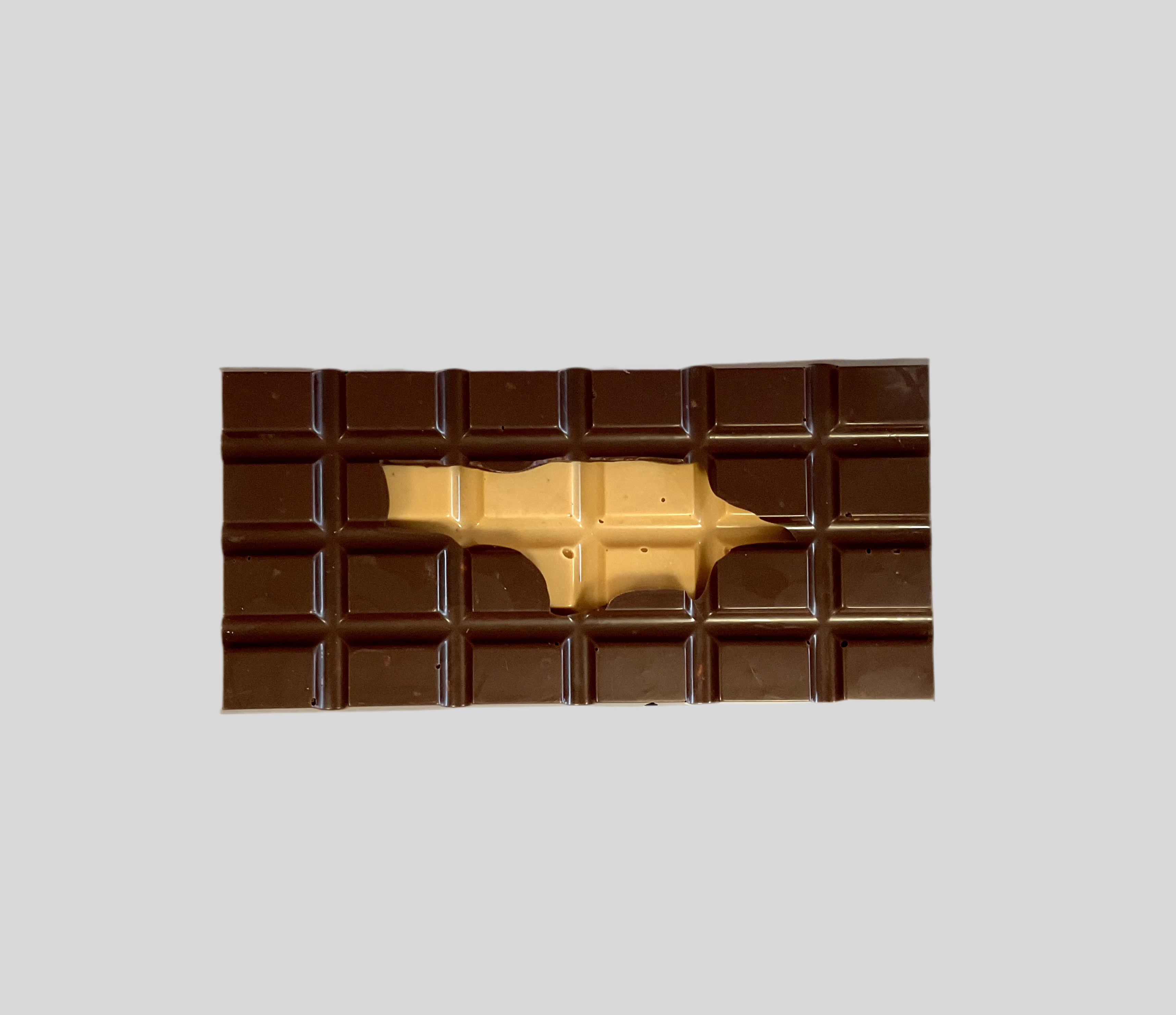 Tablette noir 67% croustillant, incrusté chocolat blond fleur de sel