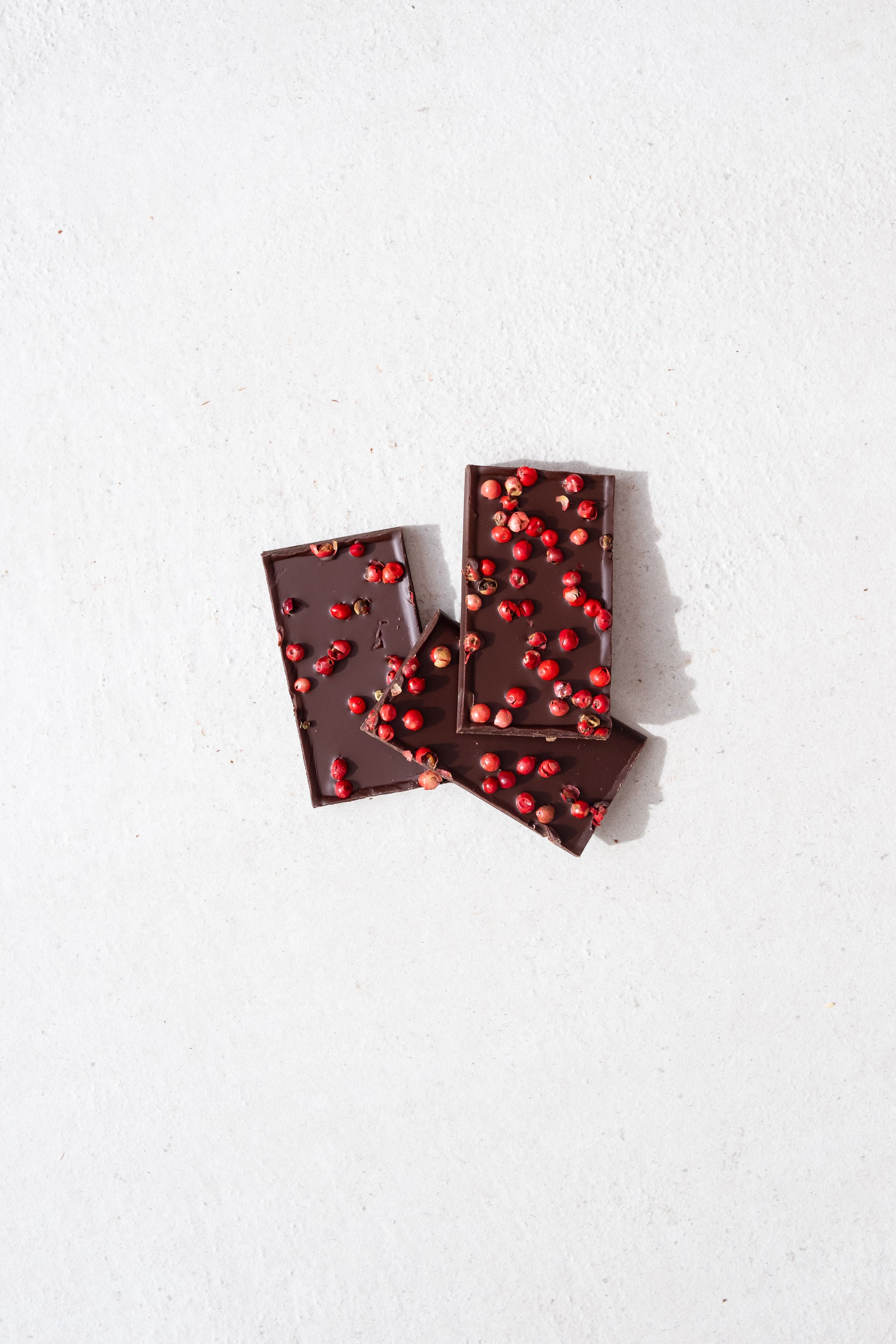 Rectangles chocolat NOIR aux baies roses Kapp Chocolatier